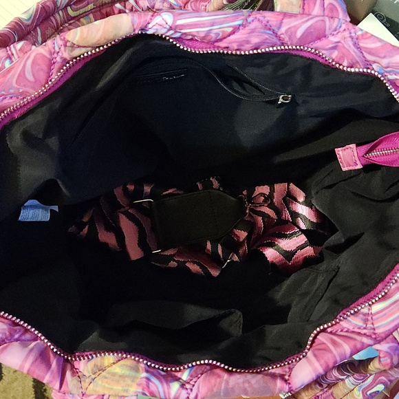 Betsey Johnson | UV COLOR CHANGING Quilted Heart Puffer Totebag - Picture 13 of 15